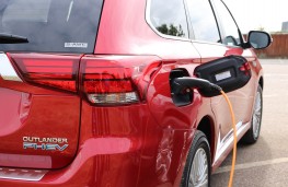 Mitsubishi Outlander PHEV, charging